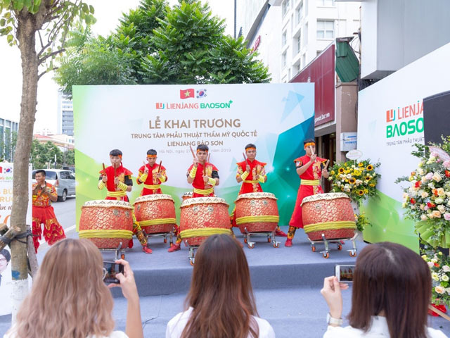 Hàng trăm khách hàng tham dự khai trương trung tâm thẩm mỹ Việt - Hàn đầu tiên tại Việt Nam