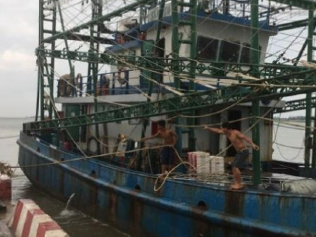 Ngư dân Nghệ An chằng chống nhà cửa, neo tàu chạy đua với bão số 4