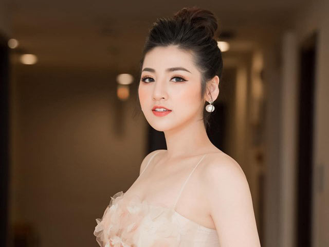 Á hậu Tú Anh đẹp nhất tuần với váy bèo nhún