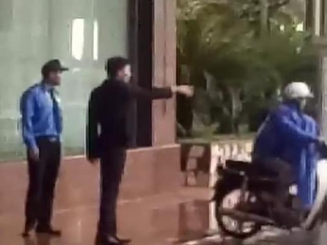 Người quay clip nhân viên khách sạn Grand Plaza Hotel đuổi người trú mưa nói gì?