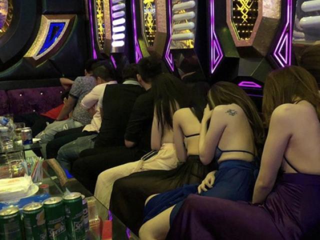 Yêu cầu nhân viên quán karaoke đeo thẻ có ngăn được thác loạn?