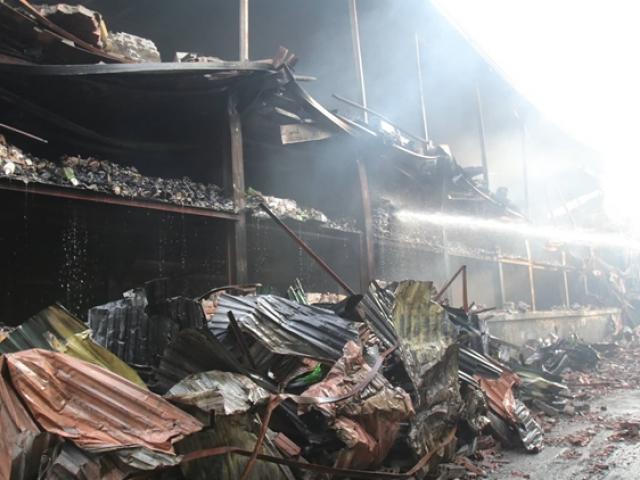 Trận mưa “vàng” tối 29-8 làm giảm nguy cơ độc hại của vụ cháy nhà máy Rạng Đông