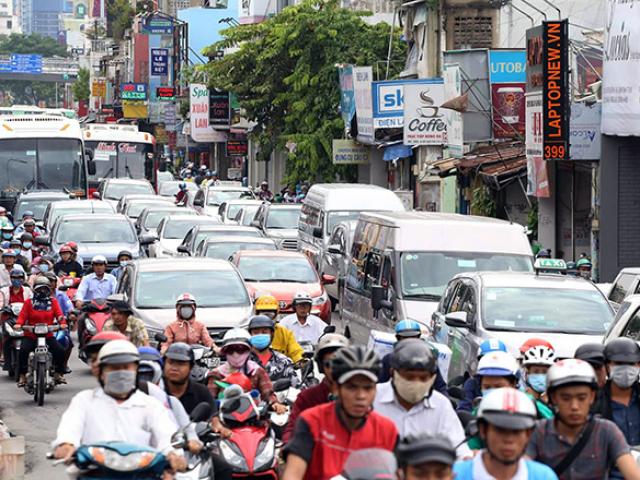 Người dân ùn ùn về quê nghỉ Tết độc lập, cửa ngõ Sài Gòn “tê liệt”