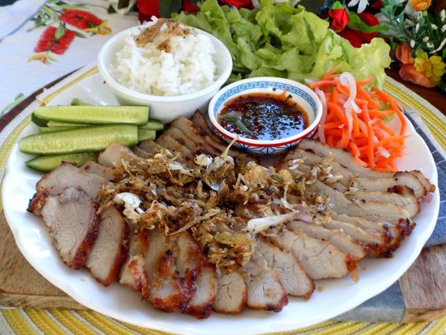 Nghỉ lễ, vào bếp làm thịt heo chiên tỏi cực kỳ trôi cơm