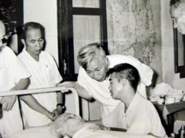 Chuyện kể của các thầy thuốc chăm sóc sức khỏe Bác Hồ