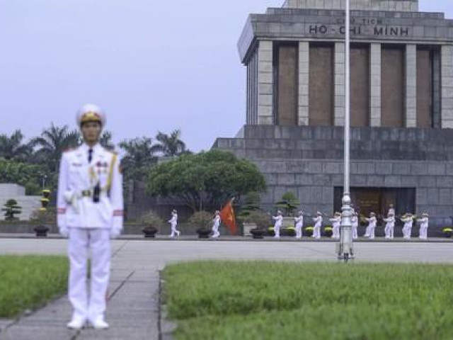 Clip: Hàng ngàn người nghiêm trang dự lễ chào cờ sáng 2-9 trên Quảng trường Ba Đình