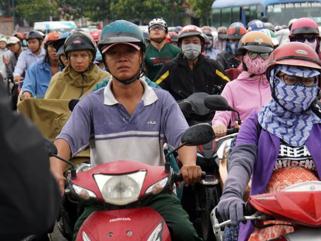 Sài Gòn kẹt xe khủng khiếp, dân “toát mồ hôi” đến chỗ làm sau lễ