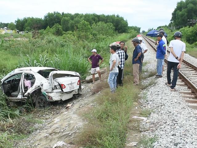 Tàu hỏa tông ô tô văng cả chục mét, tài xế nhập viện cấp cứu