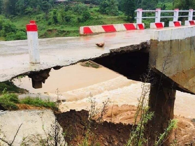 Lũ cuốn cầu trơ móng, nhiều nơi ở Quảng Trị vẫn chia cắt