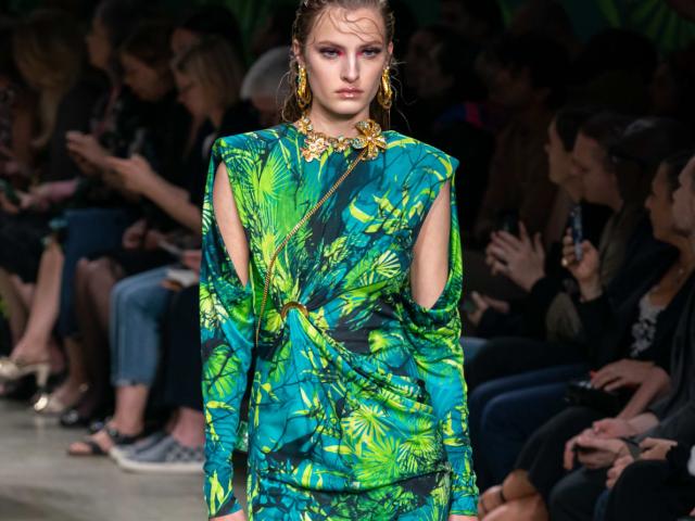 Versace quay lại với họa tiết rừng xanh khiến phụ nữ làm chủ mọi cuộc chơi