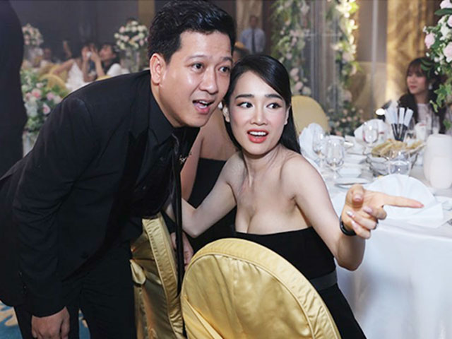 Ham diện váy cúp ngực, Nhã Phương để lộ vòng 1 "lúc đầy, lúc vơi"