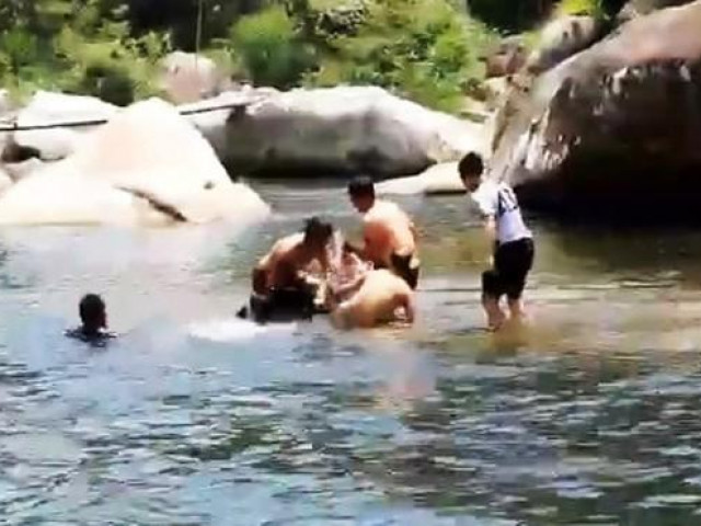 2 thầy giáo dũng cảm kể về giây phút cứu sinh viên Y khoa thoát khỏi tử thần 2 thầy giáo dũng cảm kể về giây phút cứu sinh viên Y khoa thoát khỏi tử thần