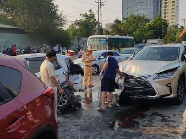 Xe sang Lexus tông ô tô dừng đèn đỏ, 3 ô tô và 2 xe máy gặp nạn trong tai nạn liên hoàn