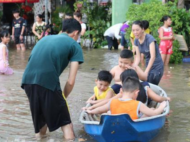 Nội ô Cần Thơ ngập sâu, dân lấy xuồng... bơi trên phố