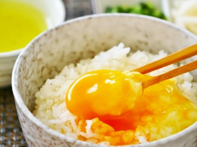 Cơm trộn trứng sống ngon cỡ nào mà từ trẻ con đến nguời già ở Nhật đều thích ăn cả ngày