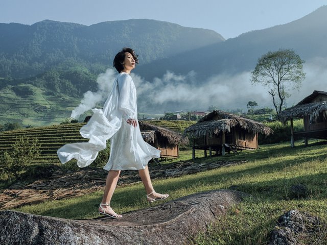 Lê Thanh Hòa thổi hồn cho váy dáng dài, măng tô trong BST cảm hứng Tây Bắc