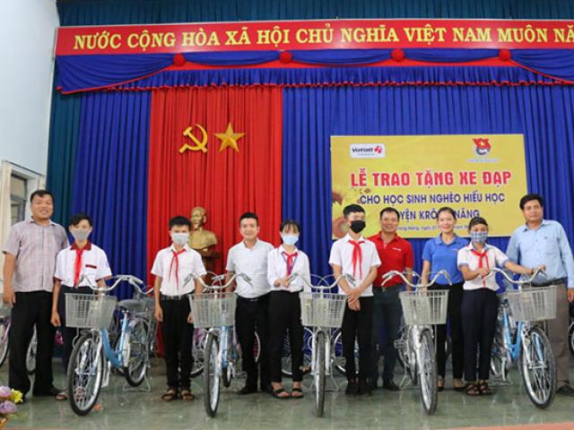 Học sinh nghèo và chiếc xe đạp: giấc mơ chậm trên con đường vội vã