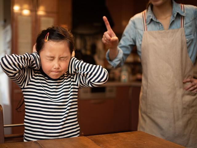 Nếu không muốn con cái sa ngã vào con đường xấu, cha mẹ cần từ bỏ 2 thói quen này