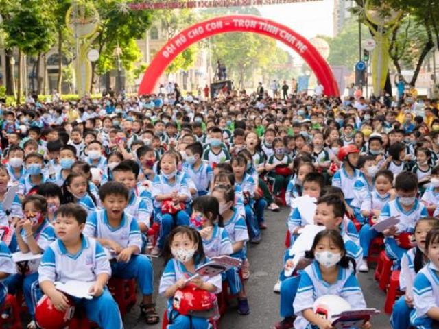 Hơn 3000 học sinh cùng phụ huynh tham gia đi bộ vận động toàn dân “đội mũ bảo hiểm cho trẻ em