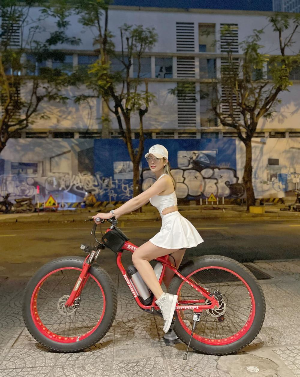 Hot girl Lê Bống diện đồ nổi bật khi đạp xe theo trào lưu - 5