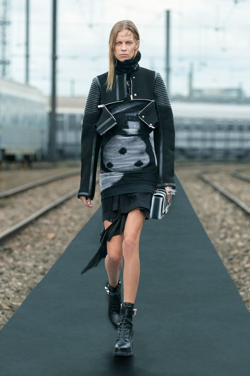 Givenchy đưa phong cách thanh niên Paris lên sàn diễn - 1