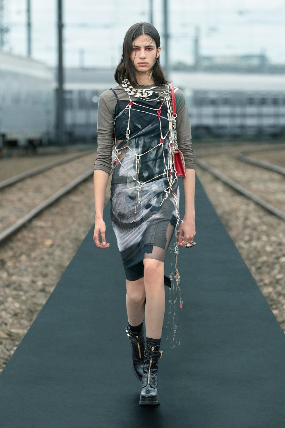 Givenchy đưa phong cách thanh niên Paris lên sàn diễn - 4
