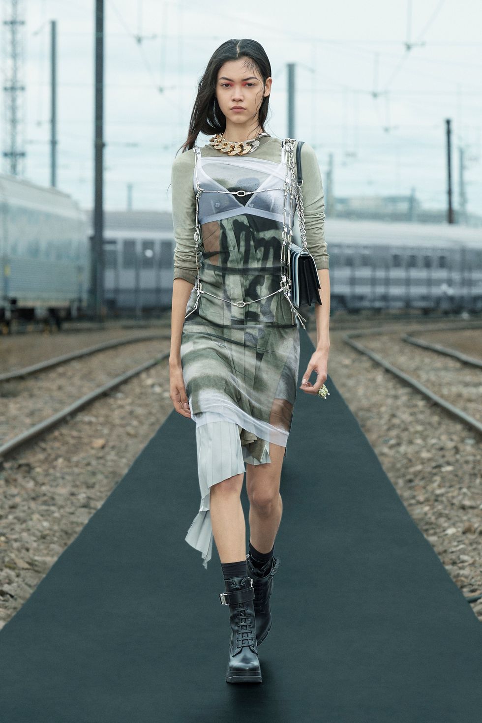 Givenchy đưa phong cách thanh niên Paris lên sàn diễn - 5