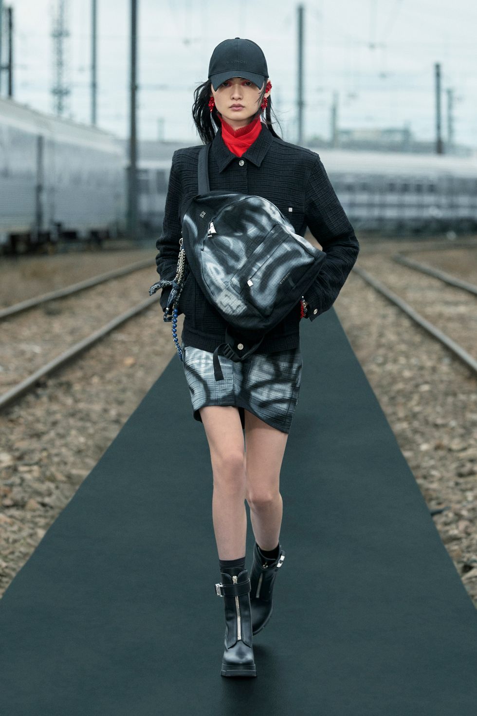 Givenchy đưa phong cách thanh niên Paris lên sàn diễn - 6