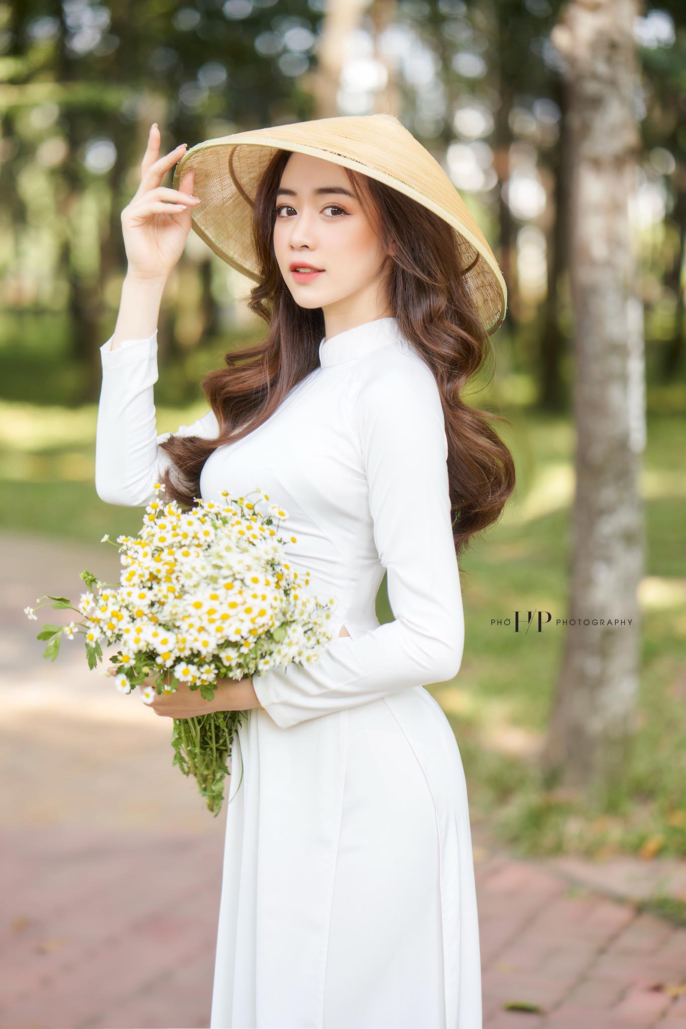 Hot girl Quảng Ninh mặc trang phục ngắn ủng hộ Euro, nóng hơn cả &#34;thánh nữ Mì Gõ&#34;? - 8