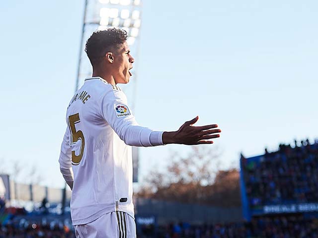 Varane đã đến Manchester và ra mắt MU thứ Tư tới, kịp dự khai mạc Ngoại hạng Anh