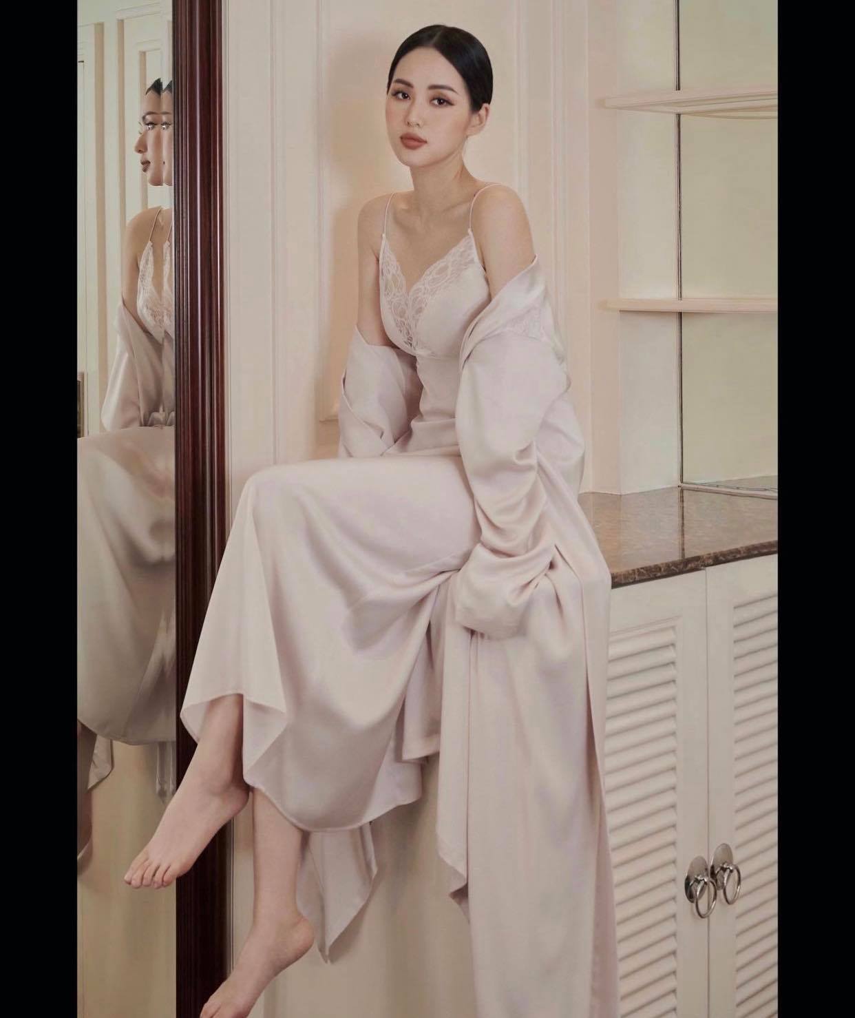 Mẫu Tây Andrea chuộng váy ngủ xuyên thấu - 7