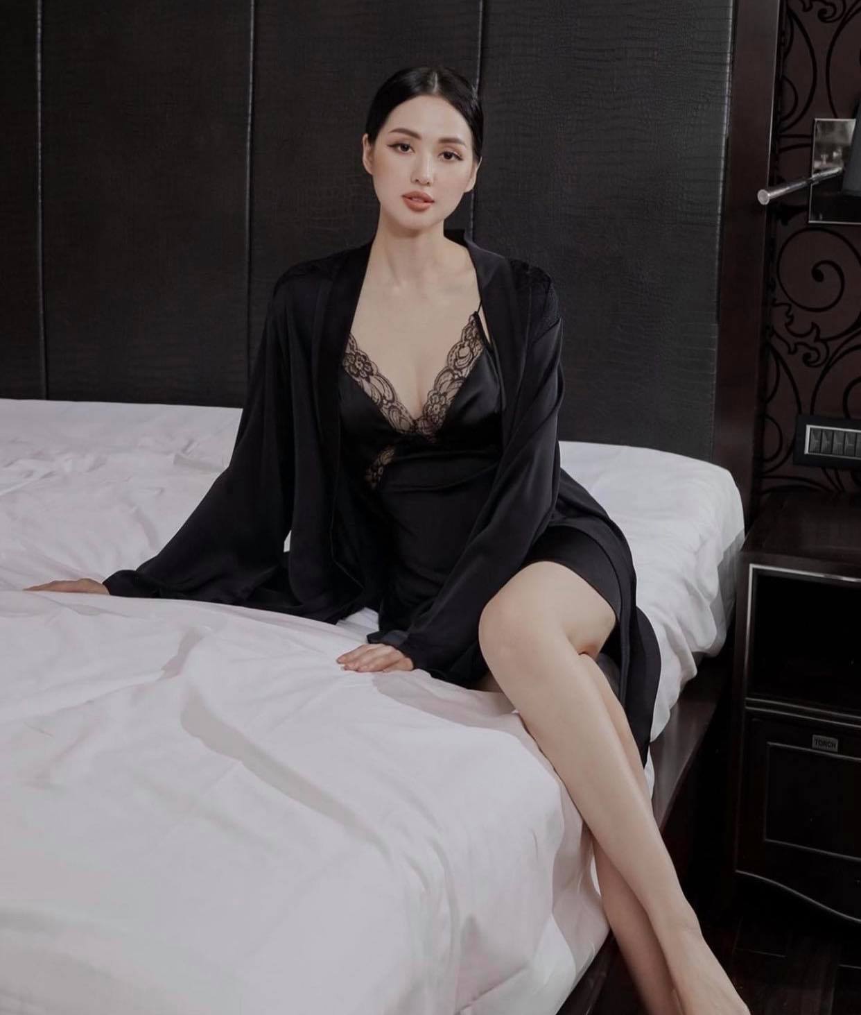 Mẫu Tây Andrea chuộng váy ngủ xuyên thấu - 6