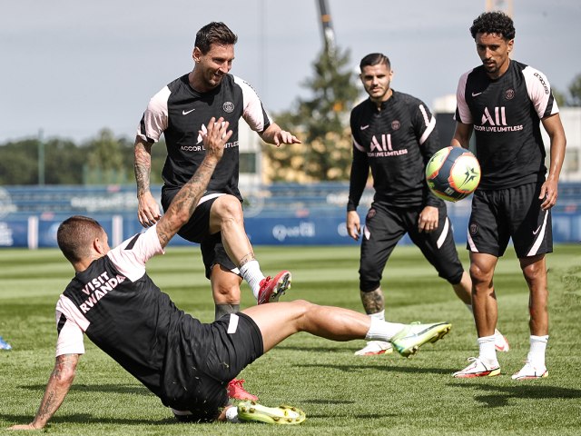 Messi đến tập sớm 2 tiếng, “đá ma“ cực nhuyễn với Neymar - Mbappe ở PSG
