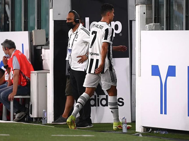 Ronaldo gây bão Juventus: Vùng vằng bỏ khỏi sân khi bị thay sớm, không bắt tay Allegri