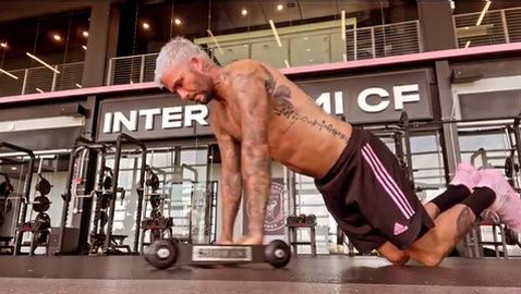 U50 David Beckham vẫn giữ được cơ bắp &#34;đá tảng&#34; nhờ bài tập này - 5