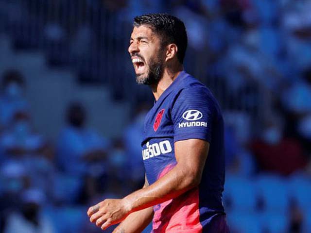 Suarez ăn vạ trơ trẽn gây xô xát náo loạn, gián tiếp châm ngòi 2 thẻ đỏ