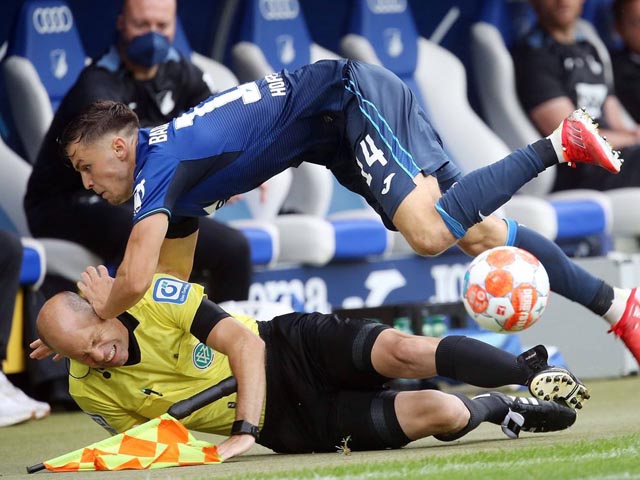 Hy hữu 2 SAO Bundesliga lao vào húc nhau, trọng tài thành nạn nhân