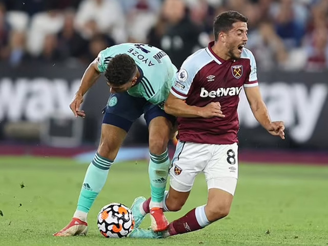 Kinh hoàng SAO Leicester bị thẻ đỏ, HLV vẫn ca ngợi khó tin