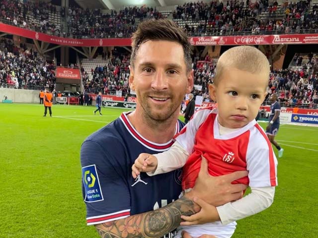 Messi hành động ấm lòng trận ra mắt PSG: Chụp ảnh chung với con trai đối thủ