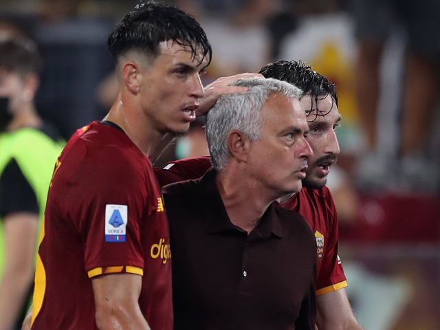 Sững sờ Mourinho “chạy như điên“ dọc sân ăn mừng trận thứ 1000, giống trẻ 12 tuổi