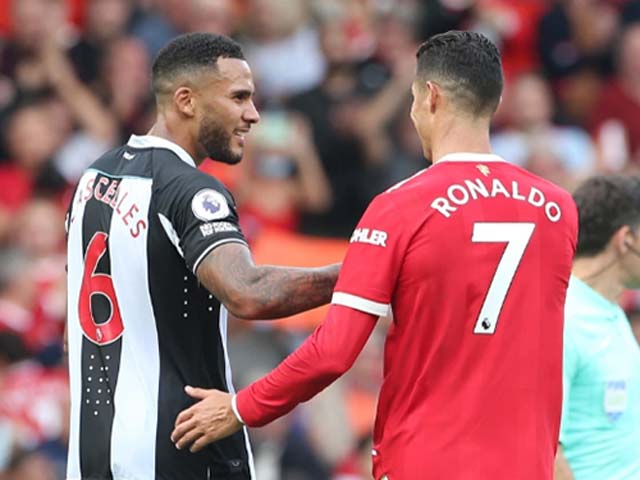 Ronaldo “gây sốt” trận ra mắt, 2 SAO Newcastle tranh áo đấu CR7 nhận cái kết đắng