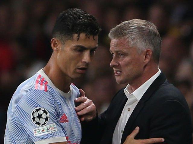 Ronaldo bị Ferdinand chỉ trích, Solskjaer bất ngờ bênh CR7 vụ nghi “lấn quyền“