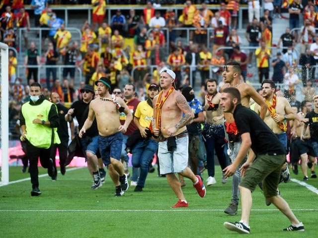 Biến căng giải Ligue 1 Messi thi đấu: CĐV tràn xuống sân làm loạn, đối đầu cảnh sát