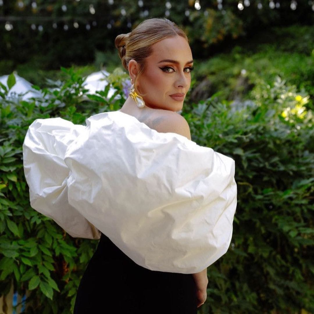 Adele sau giảm cân đẹp lộng lẫy trong chiếc váy Schiaparelli đen trắng - 1