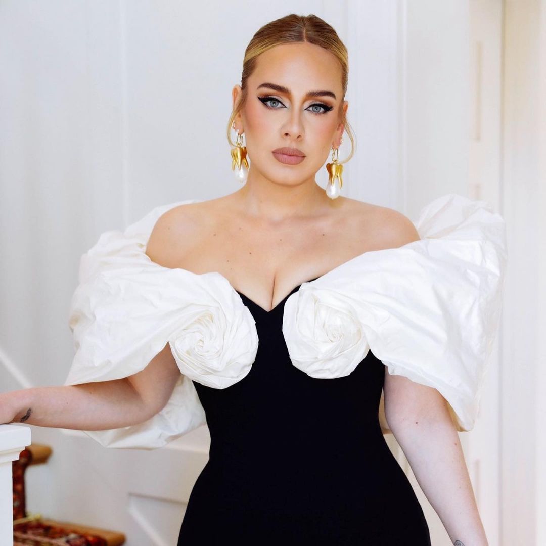 Adele sau giảm cân đẹp lộng lẫy trong chiếc váy Schiaparelli đen trắng - 3