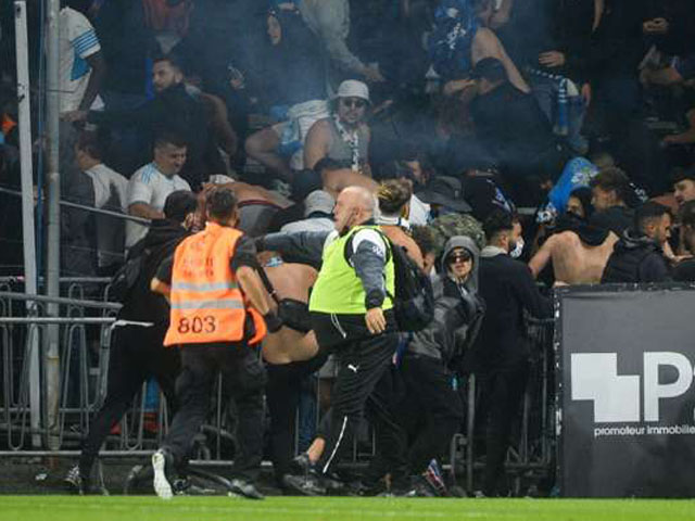 Hỗn loạn lại xảy ra tại giải Ligue 1 Messi thi đấu: CĐV lao xuống sân đánh nhau