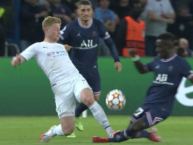 De Bruyne đạp cầu thủ PSG không bị thẻ đỏ, fan MU tức kêu bất bình đẳng