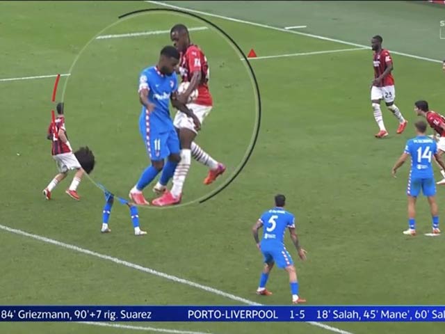 Khó tin cầu thủ Atletico để bóng chạm tay lại được hưởng 11m cho Suarez ghi bàn