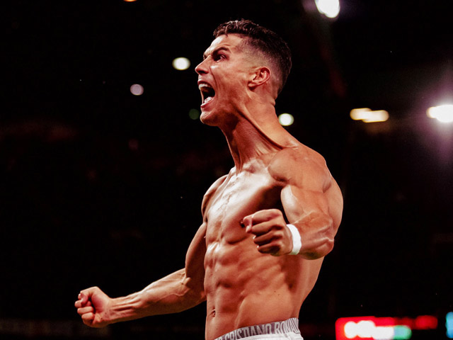 Tin nhắn bất ngờ Ronaldo gửi Ferdinand sau bàn thắng nghẹt thở cho MU ở Cúp C1