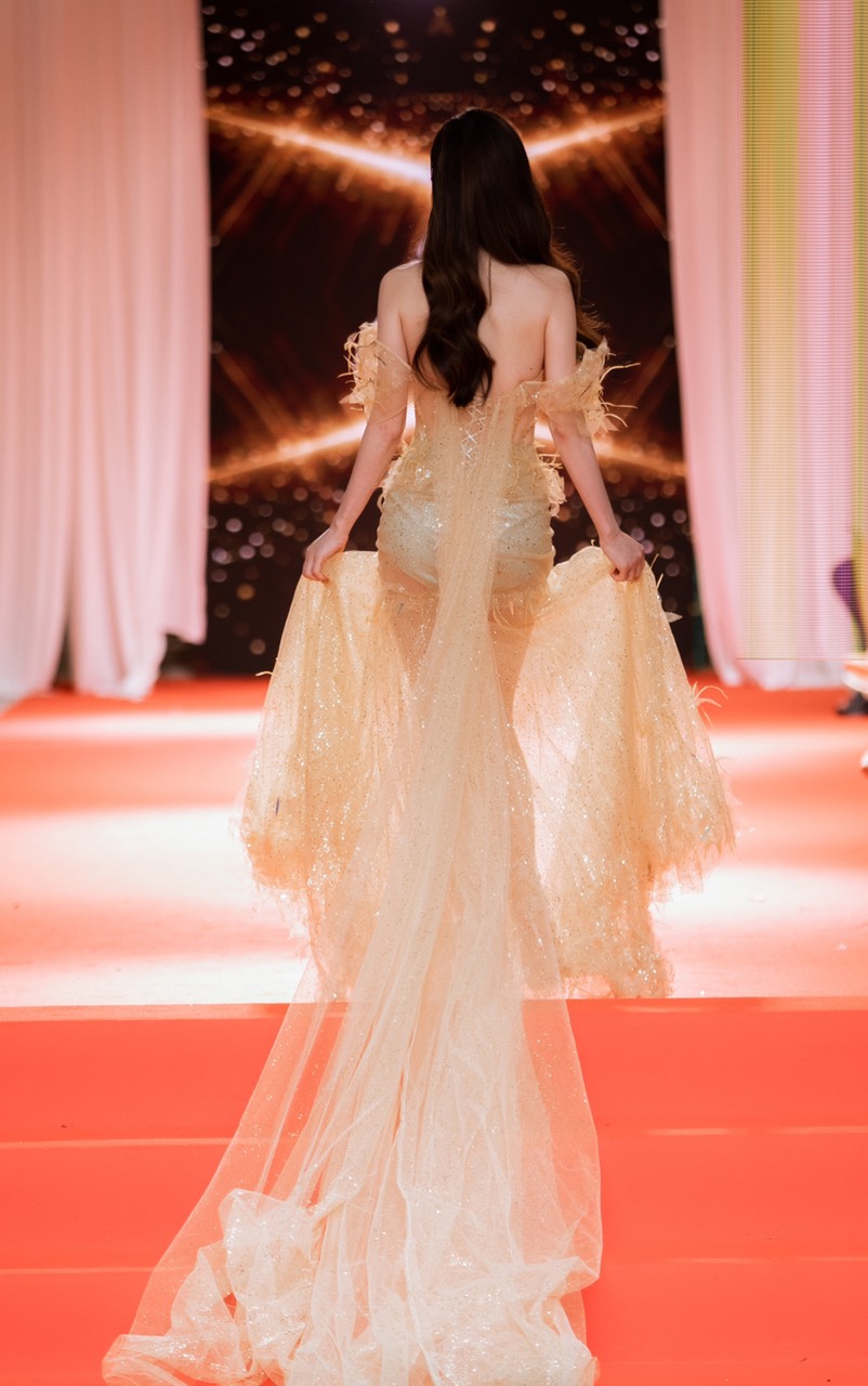 Hoa hậu Áo dài suýt “hụt” diễn tại Thailand Fashion Week vì… kẹt xe - 8